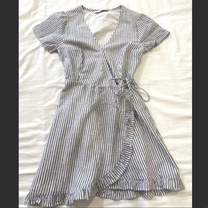 Abercrombie & Fitch stripped linen, wrap dress, in grey and white.